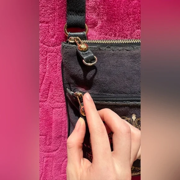 Juicy Couture Black Crossbody Bag Y2K Crest Logo - Picture 4 of 16